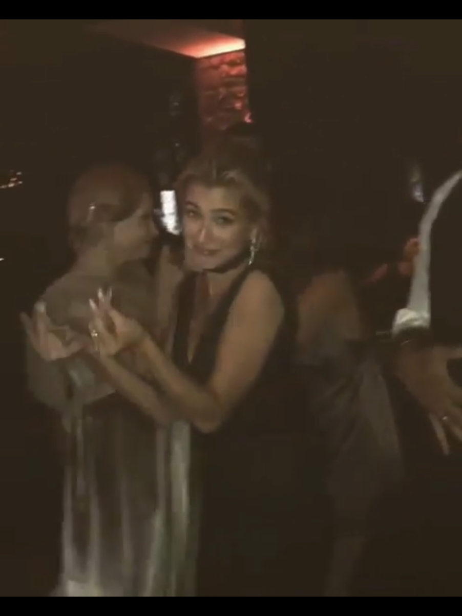 eu dou muita risada com esse video, a Hailey no mood 💃 e a mãe dela tentando fugir🤣✋️🫨#haileybaldwin #hails #baldwin  #haileybieber #bieber 