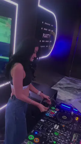 Let's play DJ.. ( bentar cek sound dulu)