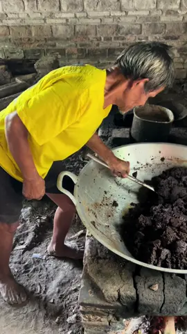 Oleh oleh khas Bantul yang selalu bikin kangen. Selain kethak ada juga minyak kelapa. Lokasi Gmaps  Minyak Kelapa dan Kethak Bu Sulastri, Mangiran, Trimurti, Srandakan, Bantul Regency, Special Region of Yogyakarta.