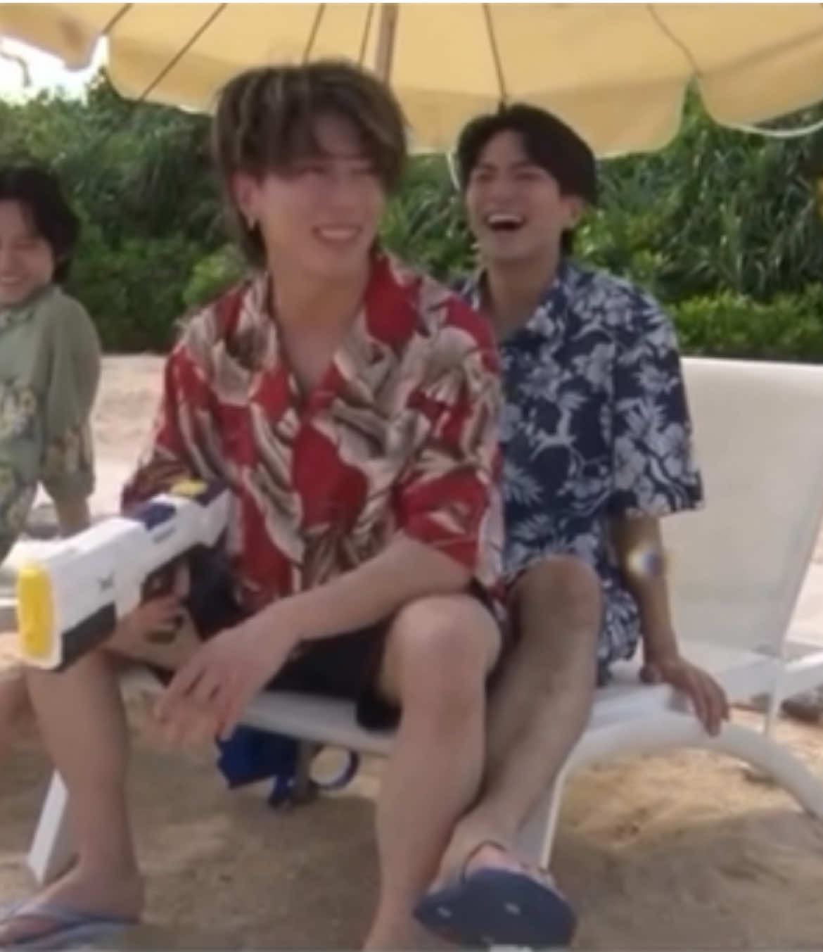 末⁡規の成長日記＿＿＿＿＿ まっさんのすね毛当たってるけど、せーちゃはもうそんなこと気にしない、、?? #aぇgroup #末澤誠也 #正門良規 #すえのり ⁡
