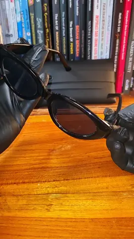 Tak sekadar tempat kacamata, ini adalah statement gaya. NIID Eyeglass Case – simple, stylish, essential. #NIIDCase #TravelInStyle #dailyessentials 