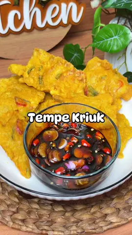 Sore-sore ngemil Tempe Kriuk enak banget🤤 Buatnya simple, nih aku kasih tau resepnya : Bahan : - 250 gram Tempe - 150 gram Tepung Terigu - 3 sdm Tepung Maizena - 1 sachet Desaku Marinasi - 2 sdt Desaku Bawang Putih Bubuk - 1/2 sdt Ladaku Merica Bubuk - 1 Batang Daun Bawang - 3 Daun Jeruk Iris (buang tengahnya) - 3 Cabai Merah Iris - 300 ml Air #tempekriuk_satset #bumbuajaib #resepsatset_rudy #FoodFestOnTikTok 