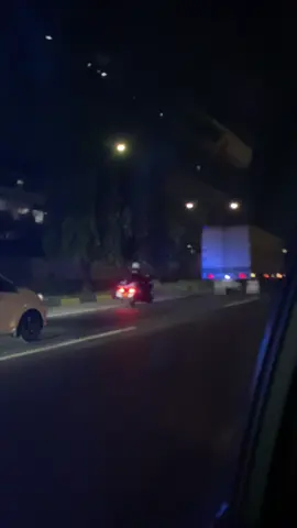 Barusan di Tol JORR! Udah gak tot tot wok wok lagi👏🏻 Walaupun masih pake lampu biru silau itu tapi termaafkan karena gak membelah jalur orang lain. Terbukti tetap dikasih jalan dan nyaman untuk semua pengguna jalan kan? #fyp 