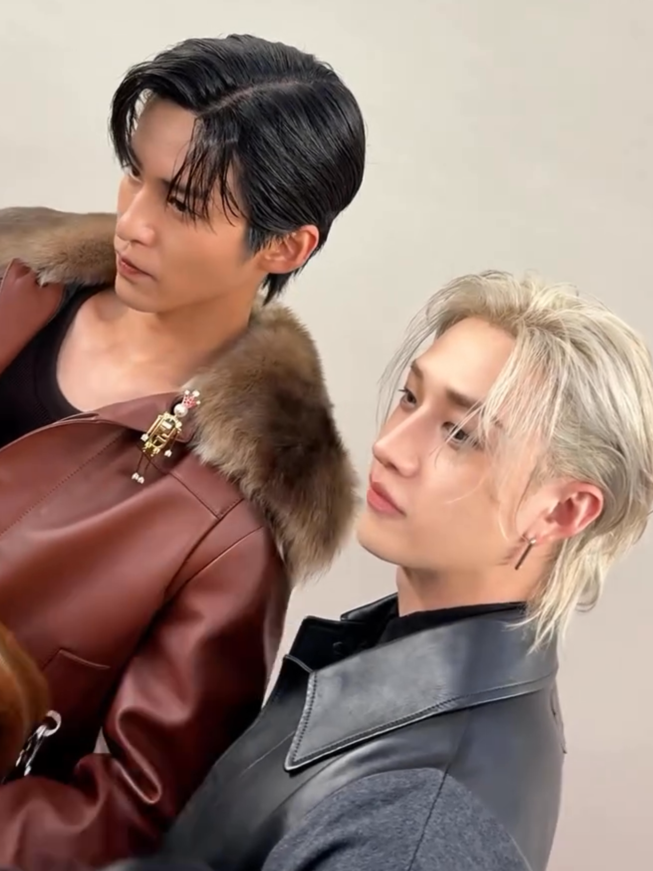 หล่อคู่! #MintReports เสิร์ฟโมเมนต์ของ #BangChan #StrayKids #RenMeguro #SnowMan แอมบาสเดอร์ของ Fendi ร่วมเฟรมกันภายในงานแฟชั่นโชว์ FENDI Women’s and Men’s Spring/Summer 2026 ที่จัดขึ้นในเย็นวันนี้ ณ กรุงมิลาน ประเทศอิตาลี เรียกว่าเห็นความหล่อเต็มๆ เลยทีเดียว 💚 #BANGCHANxFENDISS26  #FendiSS26  #MintMagTH