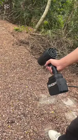 بلاور هواء كهربائي محمول بلاور هواء كهربائي محمول بيشتغل ببطارية ليثيوم 24 فولت، القابلة للشحن خلال ساعتين، وتشتغل معاك أكتر من ساعة بدون انقطاع. سواء كنت عاوز تنضيف الغبار، نفخ العجلات، أو حتى الكرات وعوامات البحر، هذا الجهاز هو الاختيار المثالي ليك. خفيف، لاسلكي، وسهل الاستخدام، وكمان بيجي مع بطارية قوية تدوم لفترة طويلة. مش بس كده، ده مثالي للبيت، العربية، والشغل #بلاور #بىاور_هوائي_محمول   