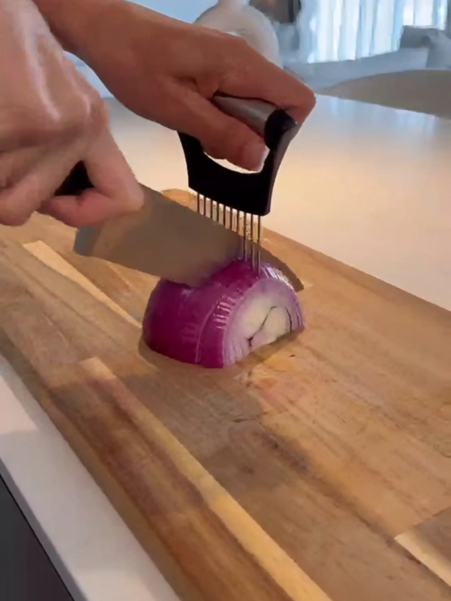 Comente QUERO que te envio o link desse produto maravilhoso! Suporte Alça garfo manual cortador de cebolas. Praticidade na cozinha. #cebolas #cozinha #cortador #rapidez 