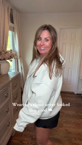 The viral oversized hoodie that feels like a hug 🤍 Cozy, soft, and perfect for fall layering. #ComfyStyle #CloudHoodie #TikTokMadeMeBuyIt #tiktokshopcreatorpicks #creatoricons @Comfrt 