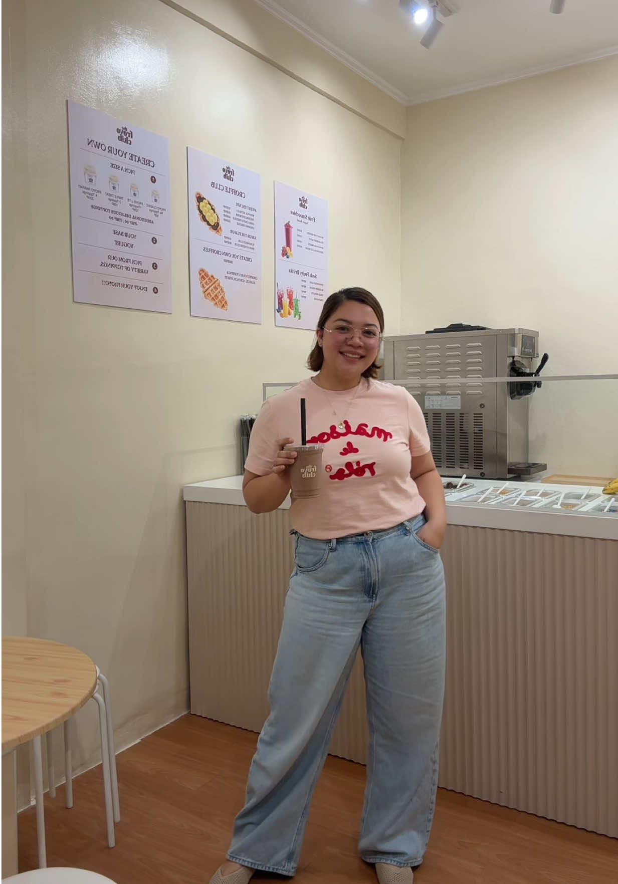Today’s outfit with my favorite drink our choconana oat dream 🤎✨ #fitcheck #outfitinspo #frozenyogurt #smoothies #momfit 