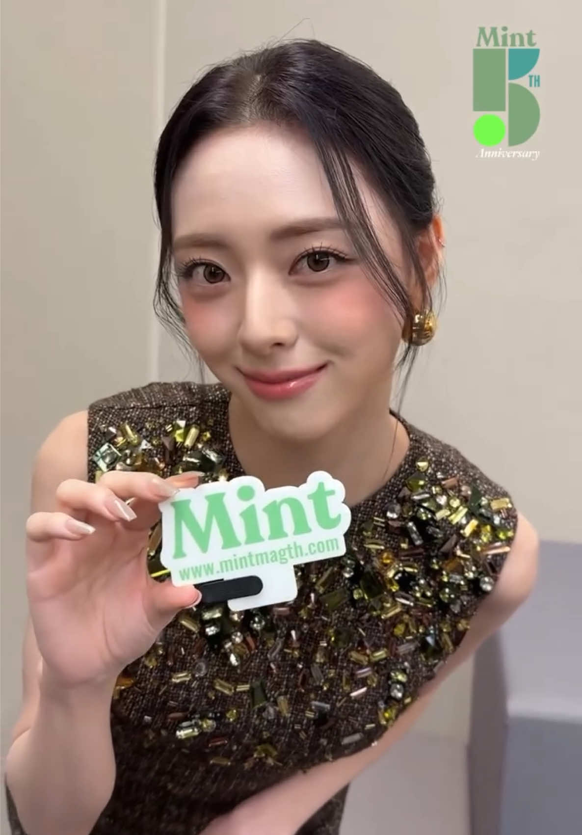 คนสวยขา! #MintReports วันนี้อยู่กันที่งาน #FENDISS26 กับสาว #YUNA #ITZY แขกคนสำคัญของงานเปิดตัวคอลเล็กชั่นใหม่ของแบรนด์ซึ่งจัดขึ้นที่มิลาน ประเทศอิตาลี บอกเลยว่าลุคนี้คะแนนเต็มสิบ 💚 #유나 #YUNA #있지 #ITZY #YUNAxFENDISS26 #YUNAxMFW25 #MintMagTH