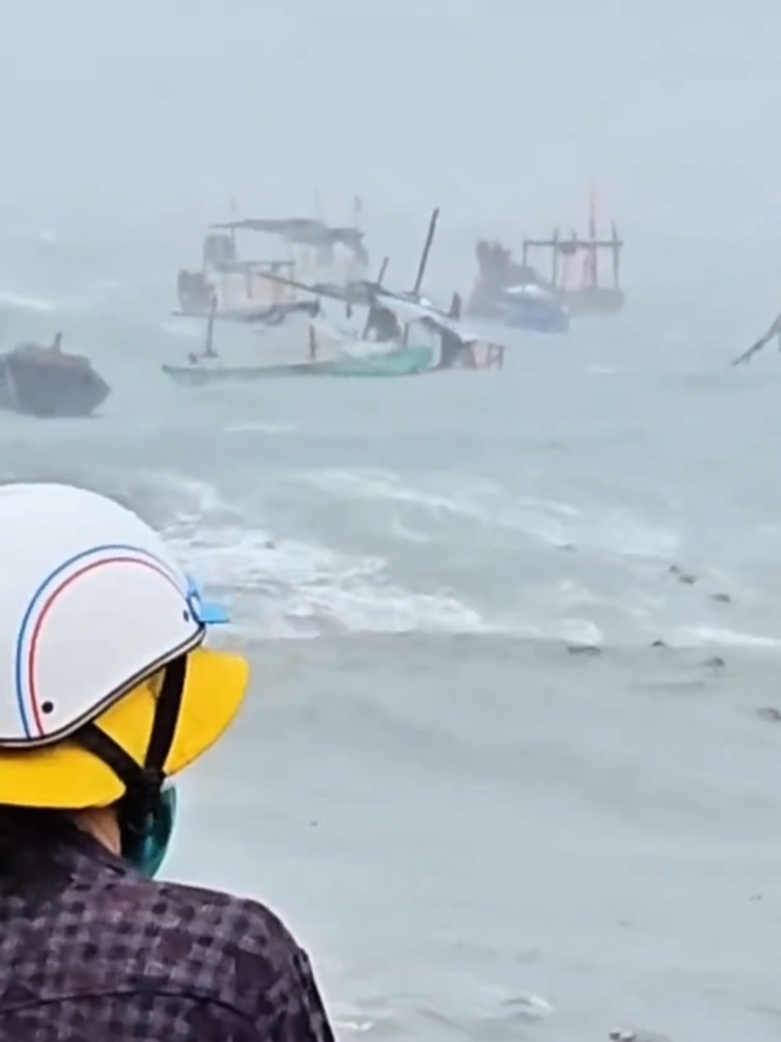 Lúc Này Chỉ Biết Đứng nhìn và cầu mong mọi điều tốt đẹp thôi😴🌪 #baoragasa #ragasa #ship #beach #phandalattv 