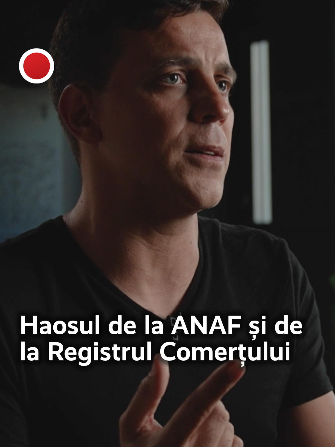 O nouă anchetă Recorder pe care o găsești în linkul din bio arată că ceea ce ar fi putut părea o excepție e, de fapt, un mod de operare. Rețeta pare să fie aceeași ca în cazul firmei descoperite la începutul acestei luni, cu sediul într-o toaletă publică și cu bilanțuri fictive uriașe. Primul pas: preluarea frauduloasă, printr-un simplu e-mail la Registrul Comerțului. Una dintre adresele care nu le-au ridicat vreo urmă de suspiciune funcționarilor din instituție sună astfel: mutudelacraiova@gmail.com. Iar al doilea pas: la ANAF, cele patru firme, cu venituri fictive declarate de peste un milliard de euro, trec cu brio de validarea bilanțurilor și obțin cod de TVA – o procedură care ar trebui să implice verificări minuțioase. În două dintre cazurile descoperite de Recorder, codul de TVA a fost acordat de Administrația Fiscală din sectorul 1 al Bucureștiului. Jurnalistul Recorder Alex Nedea a explicat la Știrile Zilei, de ce a devenit o certitudine faptul că astfel de fraude se fac cu binecuvântarea unor funcționari ANAF. #recorderromania #romania #fyp #anaf #investigatie