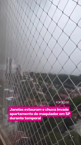 Nas imagens, registradas por seu irmão, é possível ver a chuva aumentando de intensidade até que as janelas estouram e a água invade o imóvel. Apesar do susto, ninguém ficou ferido.    Créditos: henriquem85 | @Myhoodbr 