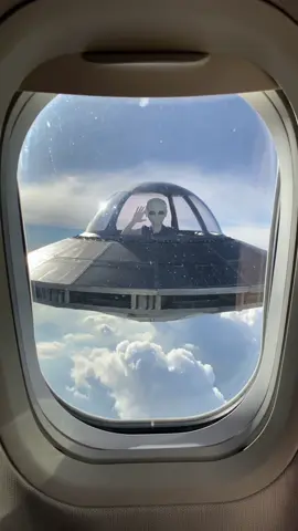 I thought I was seeing things until it waved back… #UFOs #ufo #alien #aliens #airplane 