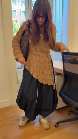 Starts to feel like fall 🍂🍂 #OOTD #outfitinspo #officelook #loewe #autumnoutfits 