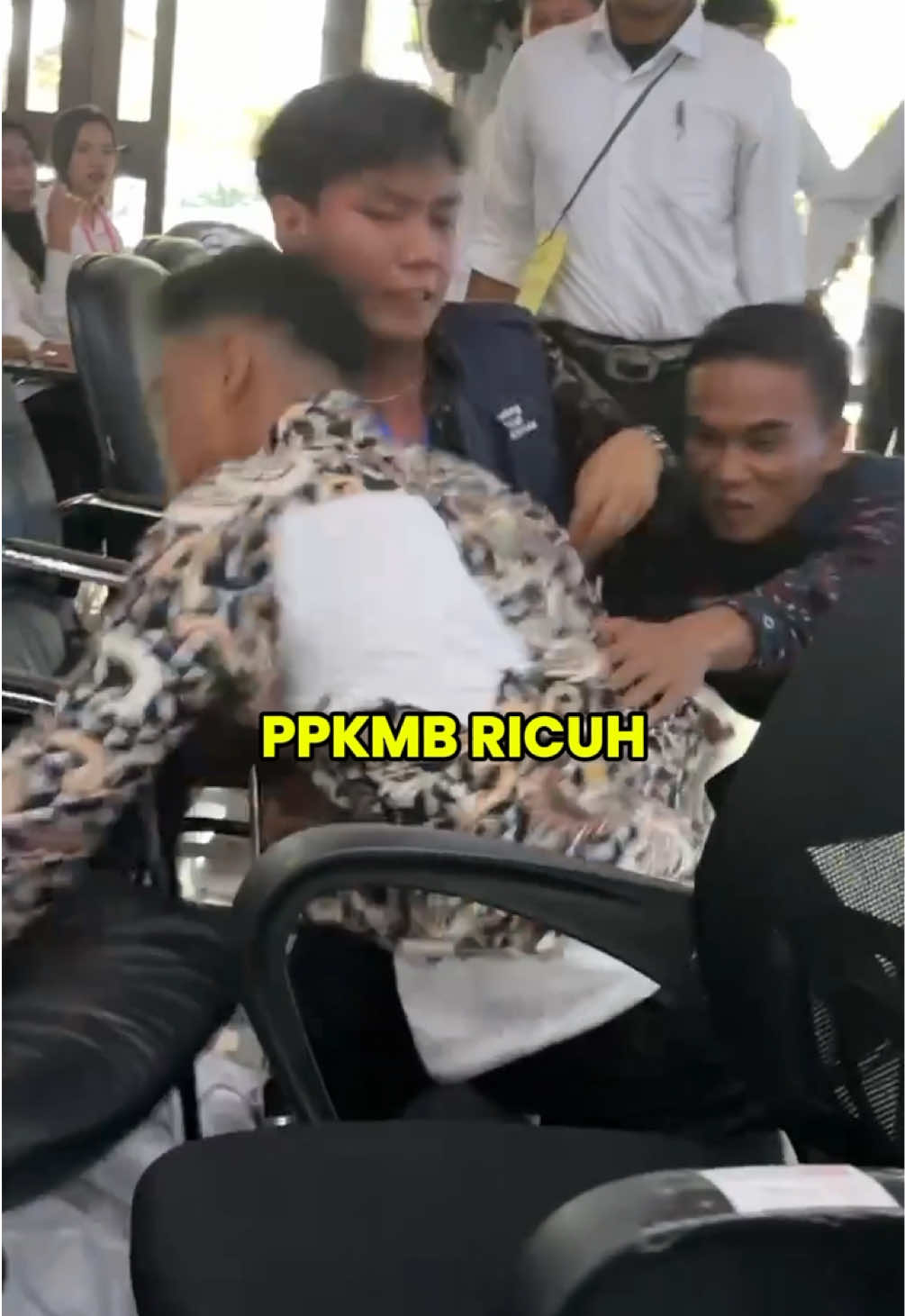 Ada kejadian tak terduga di PKKMB UIM 2025 kemarin, karena salah satu panitia terlihat berseteru dengan Mahasiswa Baru peserta PKKMB 2025. Namun akhirnya dapat diselesaikan dengan baik, karena itu semua hanya rekayasa untuk memperlihatkan kecakapan dari Demo UKM PMI Universitas Indonesia Mandiri dan disusul dengan pengenalan UKM-UKM lainnya. ✨🤩 #ukm #pmi #uim2025 #uimlampung #pkkmbuim2025 