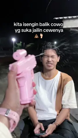 ngeselin bgt jadi cowo, kita isengin aja 😭 #mainansemprotanair #prank #watergun #mainansemprotair #mainanviral 