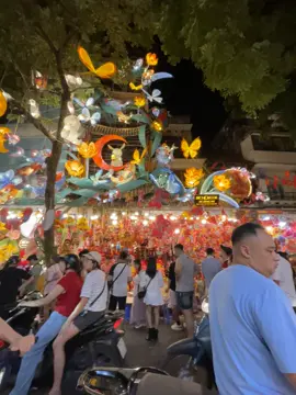 Trung Thu về rồi! Cả phố Hàng Mã rực rõ sắc màu và lung linh ánh đèn lông. Không khí náo nhiệt, Bạn đã check-in chưa? #TrungThu2025 #PhôHàngMãHàNội #Xuhuong #CheckinHanoi #ĐènLồngRựcRỡ