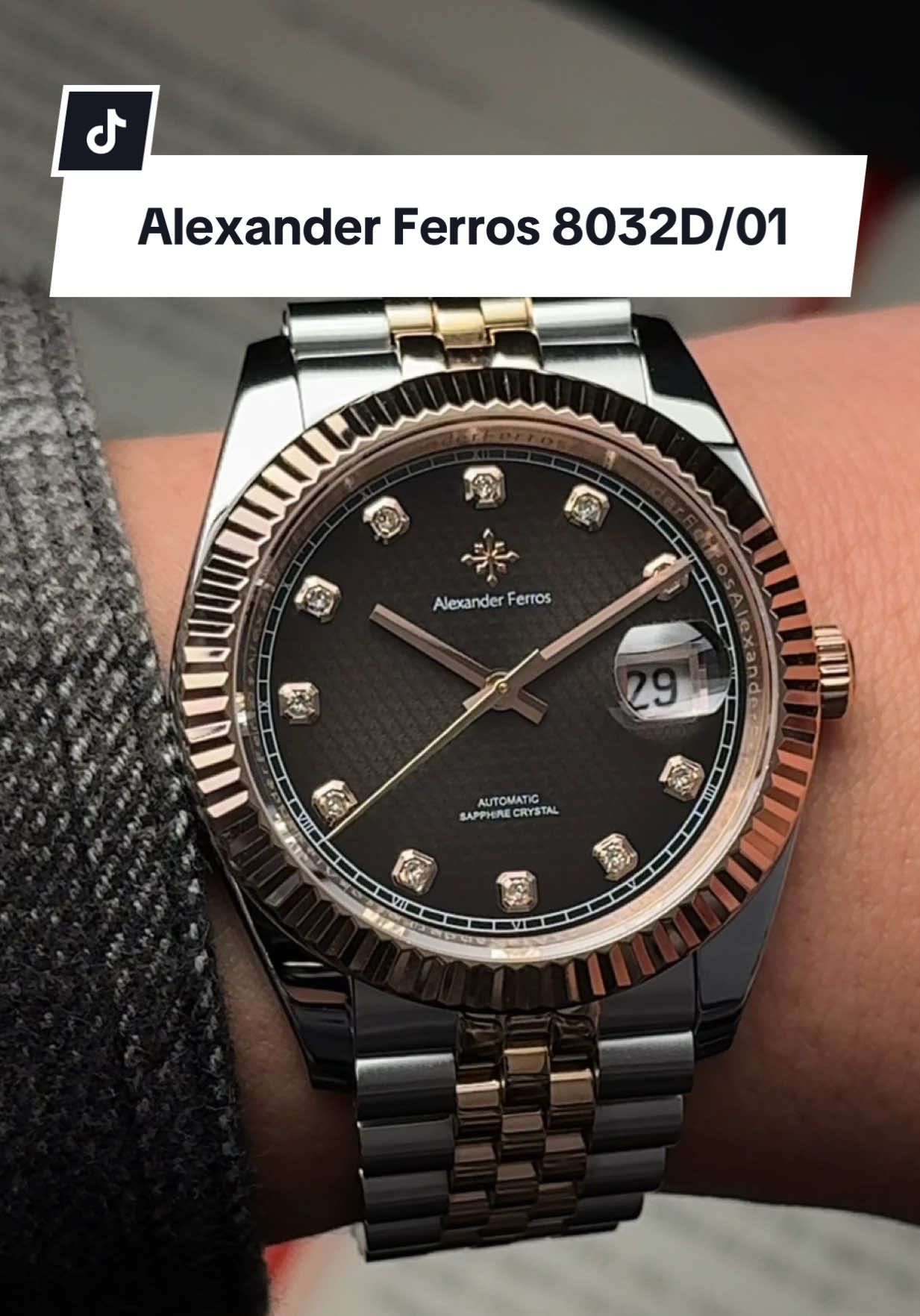 Kế thừa DNA thiết kế cổ điển, chiếc đồng hồ Alexander Ferros 8032D/01 m sở hữu niềng khía fluted bezel vàng hồng nổi bật – một biểu tượng quyền lực trong thế giới đồng hồ dress. Trên nền mặt số tối màu, cọc số đính đá không chỉ tăng độ xa xỉ mà còn tạo chiều sâu thị giác khi kết hợp với họa tiết guilloché tinh xảo. #Alexanderferros #ferros #dongho #donghonam #donghochinhhang #donghoco #donghothoitrang #watches #automaticwatch #luxurywatches #Dresswatch #xuhuong #fyp 
