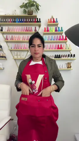 Delantal rojo con iniciales y flores, elegante, resistente al agua y perfecto para regalar o usar en tu trabajo #KitchenStyle #ApronLove #CookingEssentials #HomeGifts #waterproofapron 