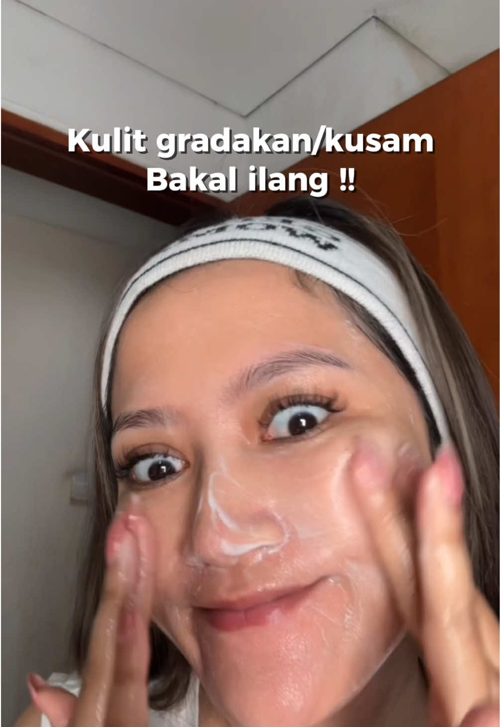 Ge selalu ikut fomo itu bagus ya! daripada abisin uang karna fomo mending lu ganti face wash lu sekarang jugaaa