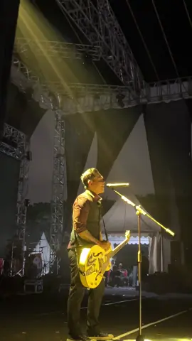 Inner child terpenuhi sangat penuh terlalu penuh kalau ini mah 🥹🫶 suksma blii 🖤  Matur tengkyu Sound of South vol3 🧚‍♀️  #konsersurabaya #outsidersladyrose #supermanisdead #soundofsouthvol3 #fyppppppppppppppppppppppp 