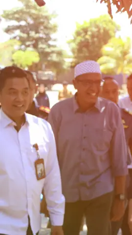 Hai #SahabatBahari, Sesditjen Perikanan Tangkap didampingi Direktur Usaha Penangkapan Ikan bersama Komisi IV DPR RI Ahmad Yohan melaksanakan sosialisasi dan gerai perizinan berusaha bagi nelayan di Kupang, Nusa Tenggara Timur, serta peninjauan pembangunan Kampung Nelayan Merah Putih (KMNP) di Desa Sulamu, Kabupaten Kupang. Selengkapnya, cek video berikut ya!  #PanganBiru #2025KKPRiseTogether #EkonomiBiruUntukIndonesiaEmas #SaktiWahyuTrenggono     