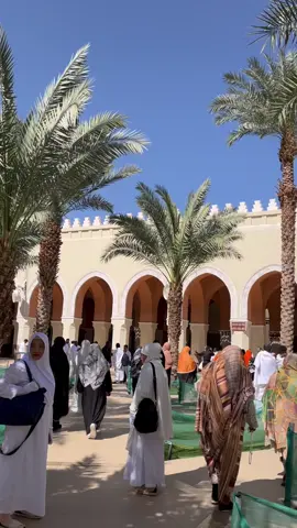 Masjid Zulhulaifah / Masjid Shajarah / Masjid Bir Ali. Terletak di Zulhulaifah. Di sini tempat miqot jamaah haji / umroh dari Madinah. Kenapa di sebut Masjid Bir Ali ? Karena pada zaman dulu Sayyidina Ali bin Abi Tholib ra menggali banyak sumur di tempat ini, meski sekarang bekas sumur tidak nampak lagi. Dan Kenapa juga di sebut Masjid Shajarah ? Karena di masjid ini, Nabi Muhammad saw pernah berteduh di bawah sebuah pohon, mengenakan pakaian ihrom dan menetapkan miqot untuk penduduk Madinah di Zulhulaifah. #masyaallahtabarakkallah #umroh2025 #miqat #birali #zulhulaifah 