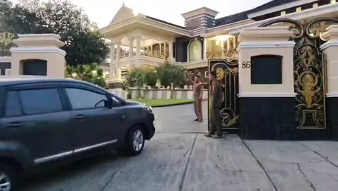 Kejati Lampung Geledah Rumah Zulkifli Anwar, Terkait Kasus Mantan Bupati Pesawaran Dendi Ramadhona SerambiLampung.com – Aparat Kejaksaan Tinggi (Kejati) Lampung melakukan penggeledahan di rumah milik Zulkifli Anwar, Kamis (24/9/2025) sore. Penggeledahan ini disebut sebagai tindak lanjut dari kasus hukum yang tengah menjerat mantan Bupati Pesawaran, Dendi Ramadhona. Berdasarkan pantauan di lapangan, sedikitnya tujuh kendaraan dinas milik Kejati Lampung tiba di kediaman Zulkifli Anwar sekitar pukul 16.00 WIB. Aparat terlihat memasuki kawasan rumah yang berlokasi di Bandar Lampung tersebut dengan pengamanan ketat. Hingga berita ini diturunkan, pihak Kejati Lampung belum memberikan keterangan resmi mengenai hasil penggeledahan maupun barang bukti yang disita. Namun, langkah ini menambah perhatian publik terhadap perkembangan kasus yang menyeret nama Dendi Ramadhona, yang sebelumnya menjabat sebagai Bupati Pesawaran. SerambiLampung.com masih berupaya mengonfirmasi lebih lanjut kepada pihak terkait mengenai penggeledahan tersebut. (Tm).
