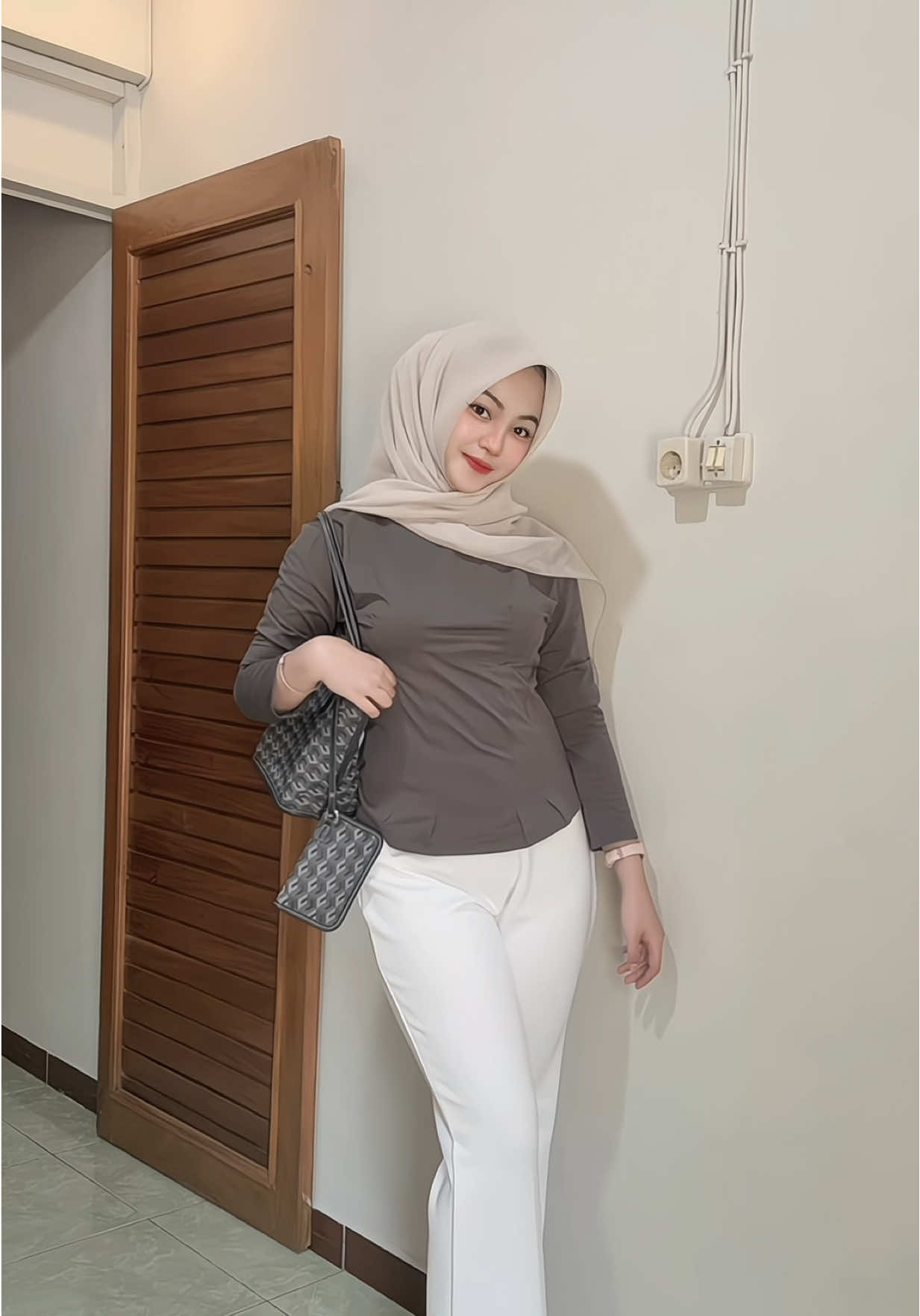 🤍 @Eiji.idstore  #ootdfashion #ootdhijab #cutbray #pants ,Bajunnya di sini ya 🔗 @helisaindr_ 