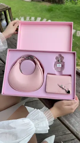Tậu được cái set mà ưng thiệt sự 🤧 giá cả phải chăng mà siêu sang, cầm trên tay phải wow luôn áh. Siêu rcm các nàng nhaaa😘 #HAPAS #yeutudieunhonhat #quatang20thang10 #quatangnguoiyeu #thaongometui 