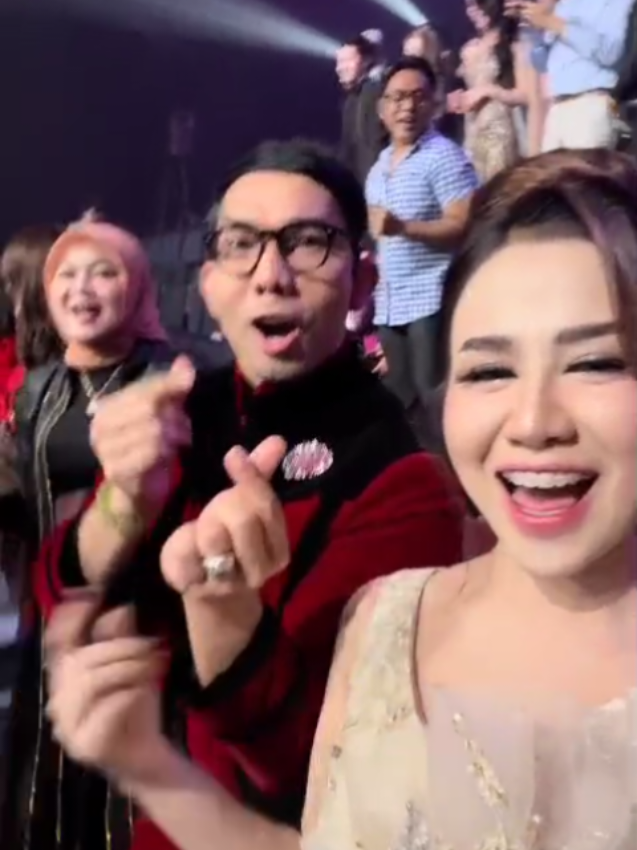 Mayang Bersama Host lnsert Indra Herlambang Asyiik lkut Bernyanyi & Bergoyang Live Performance ST12, di Acara Anniversary 22nd Transtv #mayanglucyanafitri  #indraherlambang  #insertlivetranstv  #fyppppppp 