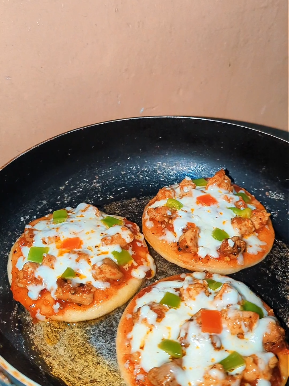 🍴🍕 “Perfect snack for cravings – Mini pizza jo sab ko pasand aaye!” #fyyyyyyyyyyyyyyyy #justfaryal #fypppppppppppppp #viral #pizza 