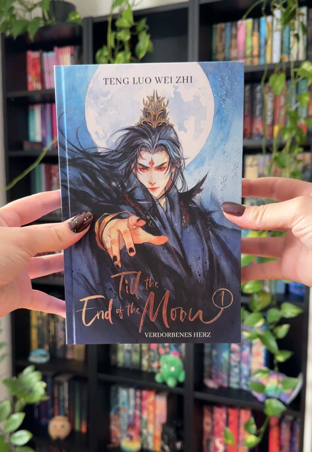 ✨Publisher Mail✨ I received this absolutely stunning copy of „Till the end of the moon“ vol 1 in German by @BrambleVerlag 😍 Cover Art by @@Mio ✨ I am so excited to read this Xianxia Story😍  It comes out on the first of october🥰 The drama has been on my watchlist forever and I can‘t wait to start reading this book📚✨ #tilltheendofthemoon #xianxia #blackmoonlightholdsthebescript #tantaijin #cdrama 