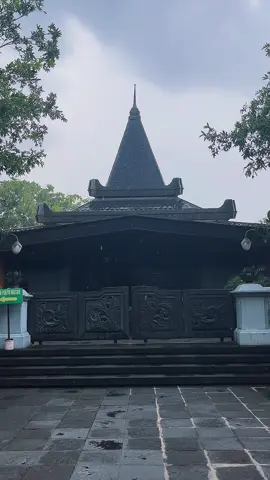 Astana Giribangun adalah kompleks pemakaman keluarga Presiden ke-2 Indonesia, Soeharto, yang terletak di lereng Gunung Lawu, Karanganyar, Jawa Tengah. Dibangun sejak 1974 dan diresmikan pada 1976, tempat ini terdiri dari tiga cungkup utama (Argosari, Argokembang, dan Argotuwuh) sebagai peristirahatan terakhir Soeharto, Ibu Tien, serta anggota keluarga besar dan pengurus Yayasan Mangadeg.          #astanagiribangun #karanganyar #soeharto #titiksuharto #keluargacendana 