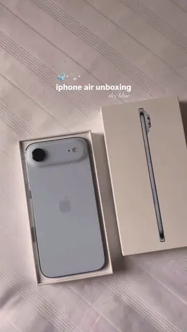 🐋 which iPhone model are you eyeing this year? Saw the 17 lineup in stores and love 17 colours (the orange was actually way cuter irl) but ultimately my heart was on the air ☁️  #iPhoneAir @apple #iphoneunboxing 