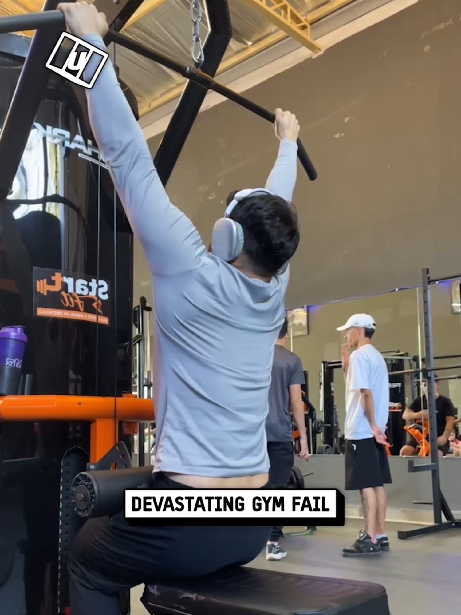 Right I need to find a new gym ASAP!! 😂😳 🎥: Vitor Lorenzato via Viralhog #UNILAD #unilad #gym #funnyy #fails #OhNo #crash