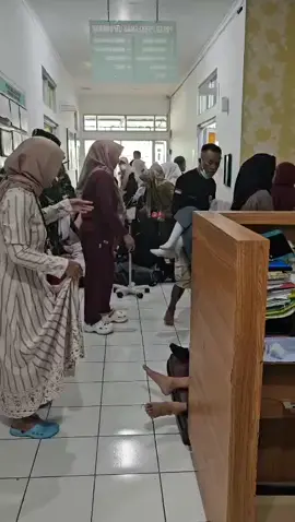 Puluhan Siswa di Bandung Barat Diduga Keracunan Usai Konsumsi Makan Bergizi Gratis BANDUNG, POJOKBACA.ID - Puluhan siswa SMK Pembangunan Bandung Barat Cipongkor, Desa Sinargalih, Kabupaten Bandung Barat (KBB), Jawa Barat, diduga mengalami keracunan setelah menyantap makanan dari program Makan Bergizi Gratis (MBG) cabang Cipari. Puluhan siswa pun dibawa ke puskesmas terdekat untuk mendapat penanganan lanjutan. ADVERTISEMENT Peristiwa tersebut menimbulkan kepanikan di kalangan orang tua dan masyarakat sekitar, lantaran jumlah korban cukup banyak dan sebagian harus mendapatkan perawatan intensif di rumah sakit. Menurut Elan,54, salah satu orang tua siswa, putrinya berinisial A menjadi salah satu korban yang harus dirawat di Instalasi Gawat Darurat (IGD) RSUD Cililin. 