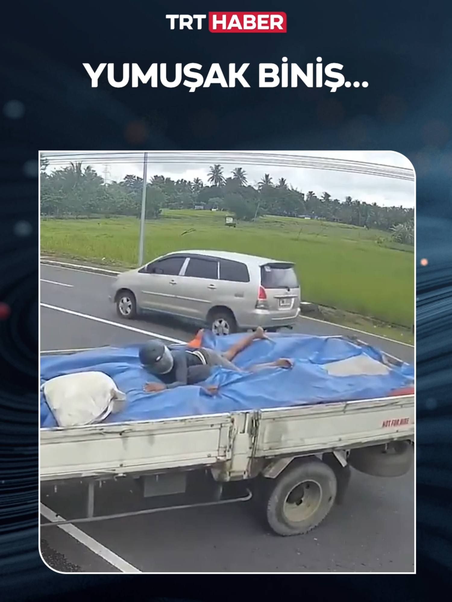 Filipinler'de bir motosiklet sürücüsü önüne kıran kamyonetin kasasına uçtu.