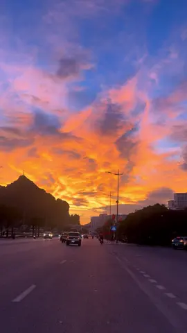 Nó đẹp đến nao lòng... Khiến tâm tưởng bâng khuâng, man mác, hoài niệm. #sunset #halongcity  #truocbaoragasa #emotion 