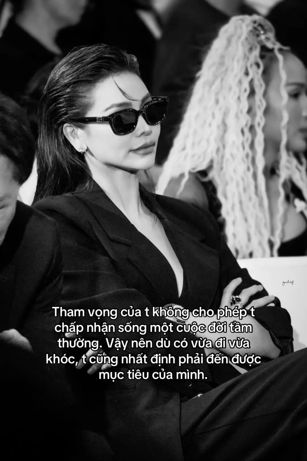 Tham vọng của t không cho phép t chấp nhận sống một cuộc đời tầm thường. Vậy nên dù có vừa đi vừa khóc, t cũng nhất định phải đến được mục tiêu của mình.