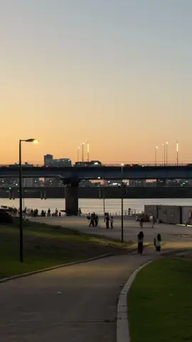 Sunsets in Seoul 📍 Yeouido Hangang Park, Seoul #seoul #yeouidohangangpark #hanriver #southkorea #sunsetvibes 
