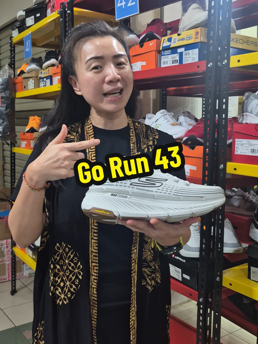 Merk : Skechers Tipe : Go Run Sex : Mens Size : 43 Price : IDR 555.000 NOTE: Sepatu Garansi ORI 100%, tidak ori duit diganti 10x lipat Outlet : MGK Kemayoran Lantai GF Blok B5 / 7 Kemayoran - Jakarta Pusat 0815-23683699 #sneakeroriginal #sepatuoriginal #runningshoes #sepatuolahraga #sepatumurah