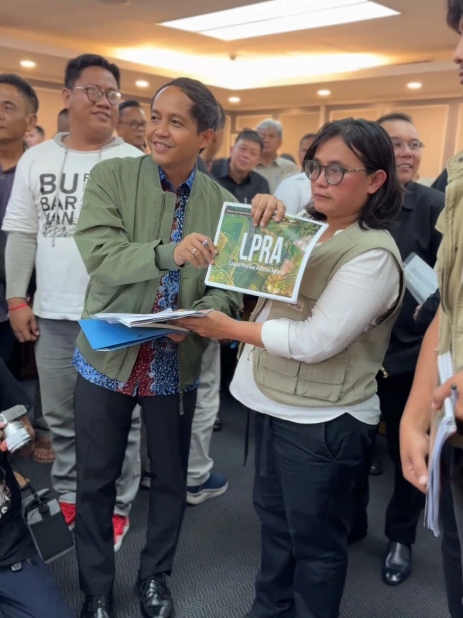 Siang tadi saya mengikuti rapat audiensi KPA dan sejumlah aliansi serikat pertanian dan agraria bersama pimpinan DPR RI, para menteri, dan kepala lembaga terkait. Forum ini menjadi ruang penting untuk mendengar langsung masukan masyarakat terkait percepatan reforma agraria. Sebagai tindak lanjut, DPR RI dan pemerintah berkomitmen mempercepat kebijakan satu peta, membentuk Badan Pelaksana Reforma Agraria, serta mengesahkan Pansus Penyelesaian Konflik Agraria pada 2 Oktober 2025. Saya mendukung penuh langkah ini, karena reforma agraria bukan hanya soal tanah, melainkan juga soal keadilan, kesejahteraan rakyat, dan keberlanjutan lingkungan. 🌏✨ #presidenprabowo #prabowogibran #kabinetmerahputih #bangmenteri #Kehutanan 