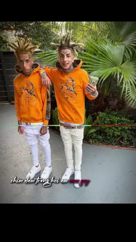 Alex và Franky Venegas, thường được biết đến với nghệ danh Flyysoulja và Kodiyakredd, là cặp anh em sinh đôi sinh năm 2001 tại Florida, Mỹ. Họ nổi tiếng trên mạng xã hội với cái tên chung “Island Boys” sau đoạn freestyle “I’m an Island Boy” lan truyền mạnh mẽ trên TikTok năm 2021. Với mái tóc dreadlock dựng đứng, cơ thể xăm kín và phong cách “ngông” khác biệt, Alex và Franky nhanh chóng trở thành biểu tượng gây tranh cãi: bị chê bai nhiều nhưng cũng khiến hàng triệu người phải chú ý. Bằng sự táo bạo và hình ảnh độc đáo, họ đã khẳng định một điều: đôi khi sự khác biệt chính là chìa khóa để được cả thế giới nhớ đến.