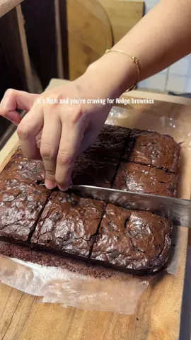 A perfect recipe of Fudge brownies 🍫😋 • 200gm Dark compound chocolate  • 100gm Butter • 2 Eggs • Half cup white sugar • Half cup Brown sugar  • 1/4 cup Flour • 2 tbsp Cocoa powder  • Vanilla extract  • Pinch of baking powder  Bake in pre-heated oven for 25mins on 200C•  #that_fooodie_girl  #fudgebrownies #fyp #WhatToWatch #baking 