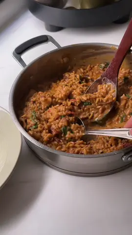 لذيييذه لازم تجربونها 😮‍💨 ريزوتو الدجاج بطماطم المجففة والسبانخ  مارح اكتب أسم الوصفة الأصلية عشان ما نثير الجدل👀 المقادير: لكل كوب رز ريزوتو (Arborio) له ٤ أكواب ماء او مرقة دجاج قابلة للزيادة او النقصان. صدور دجاج مقطعة بصل ثوم  بهارات(فلفل مجفف / اوريجانو / ريحان مجفف) معجون طماطم  سبانخ طازج مقطع كبار طماطم مجففة مقطعه كريمة طبخ بارميزان الطريقة: نسخن مرقة الدجاج في قدر على نار منخفضة ونخليها على جنب.  في قدر او مقلاة عميقة نضيف الزيت ونحمس الدجاج مع ملح وفلفل إلى ماياخذ لون بسيط ونشيله.  بنفس القدر نضيف البصل والثوم وشوية زيت ونحمس ونضيف البهارات ومعجون الطماطم ونحرك على نار متوسطة بعدها نضيف الرز ونخلطه  ونبدأ نضيف مرقة الدجاج شوية  مع التحريك المستمر إذا نشف  زيدوه شوي مرقة ونحرك وهكذا إلى ما تخلص الكمية وممكن تزيدونها ماي شوية  إذا حسيتوا ما استوت اهم شي يستوي الرز. نرجع الدجاج للقدر قبل ماينشف المآي ونحرك إذا بدأ يثقل نضيف السبانخ والطماطم المجففة والكريمة ونحرك نخليها ٥ دقايق ع النار وتقدم وبالعافية 🫶🏼