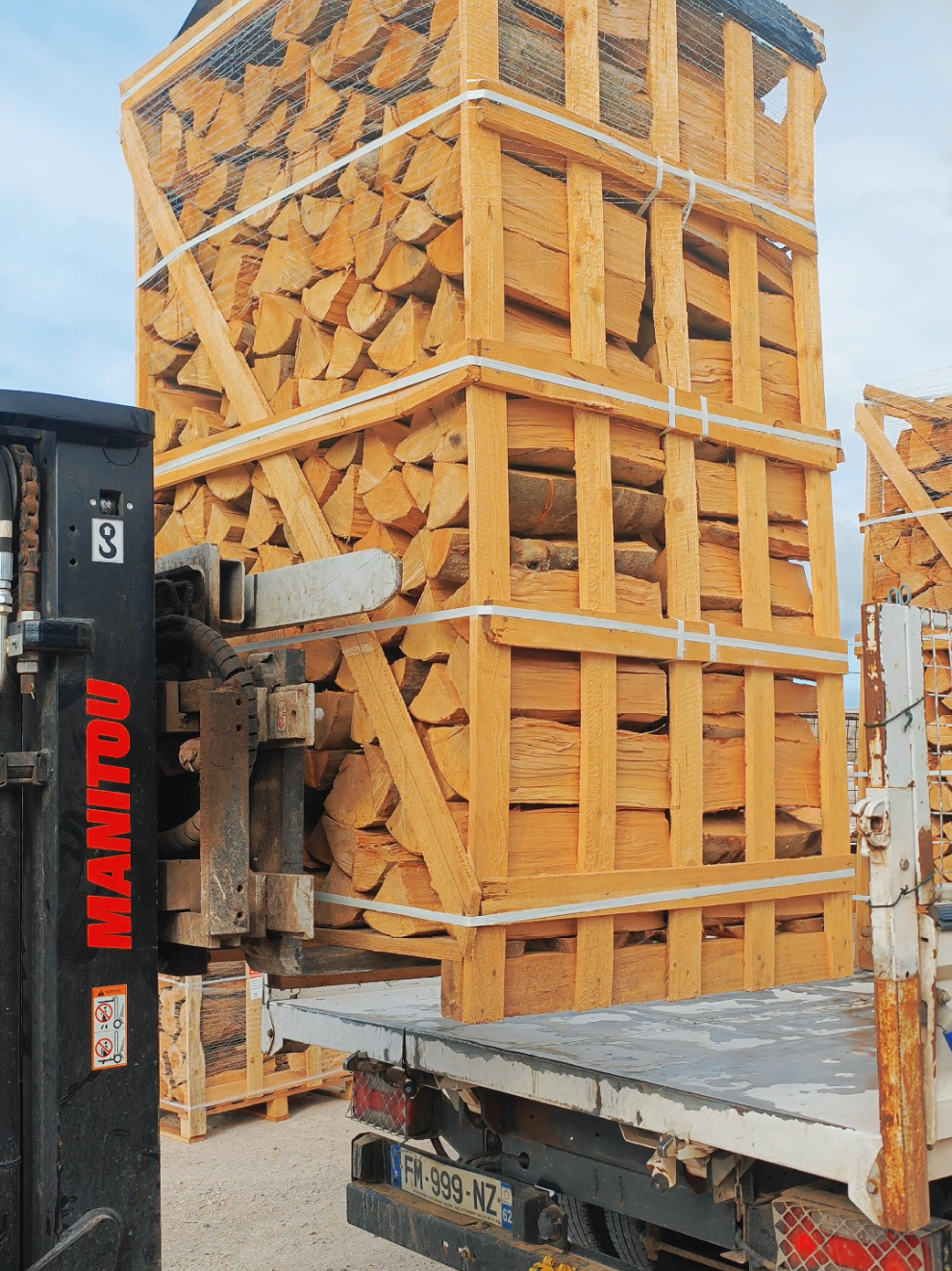 Livraison de bois de chauffage sec dans le nord pas de calais #lille #hazebrouck #boisdechauffage #boxbois #forestier 