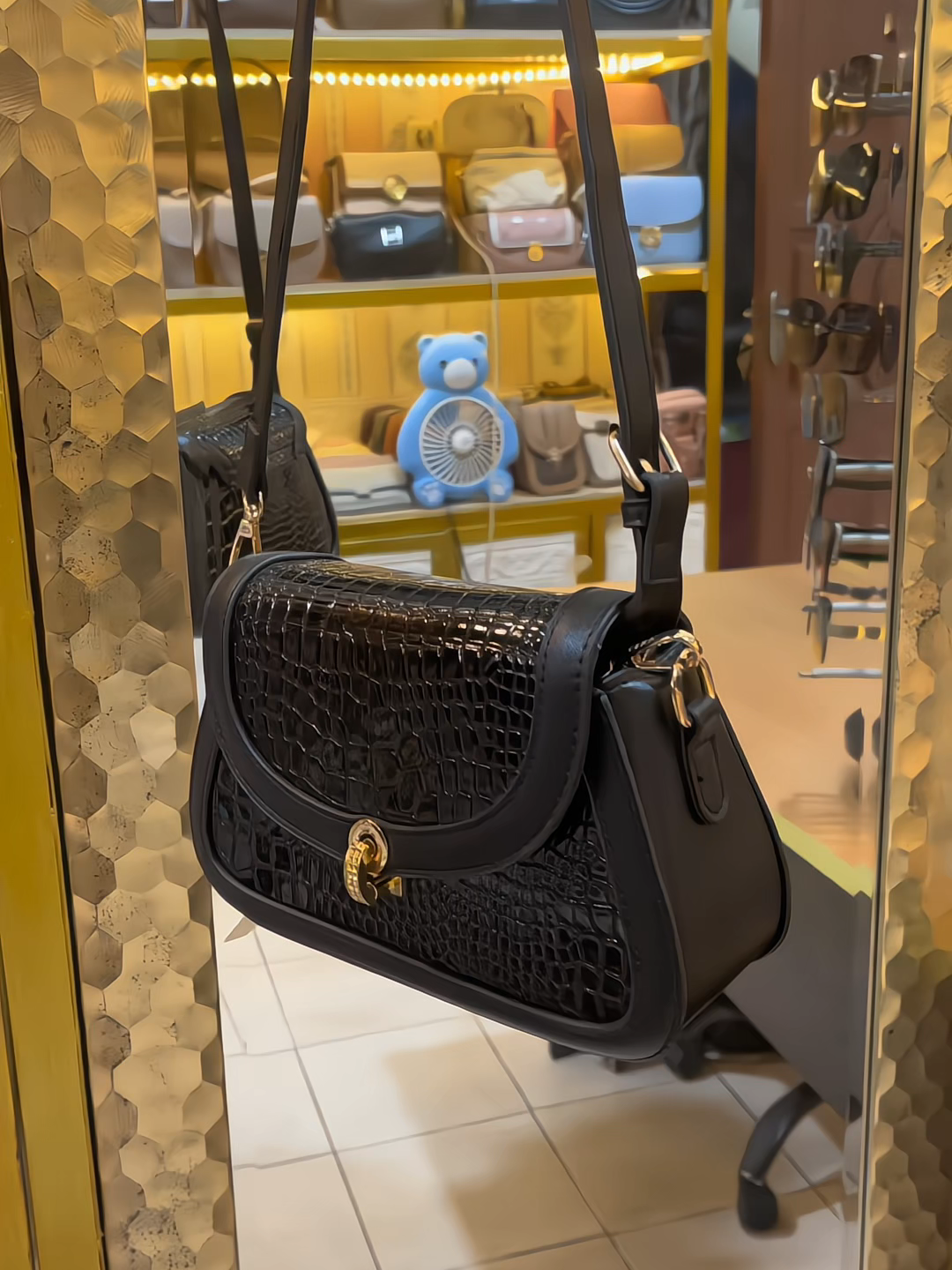 Minimal kalau mau tas, pakai ini dong #taswanitaelegan #shoulderbagwanita #tasselempangwanita #handbagwanita