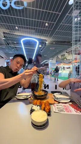 Weird thing to do but I’ve always liked eating #bonchon fried chicken at #Bangkok. Hits different. + goes so well this time with th tom yum ramyeon soup. With @Mark 🍩 #thailand #thaifood #bkk 