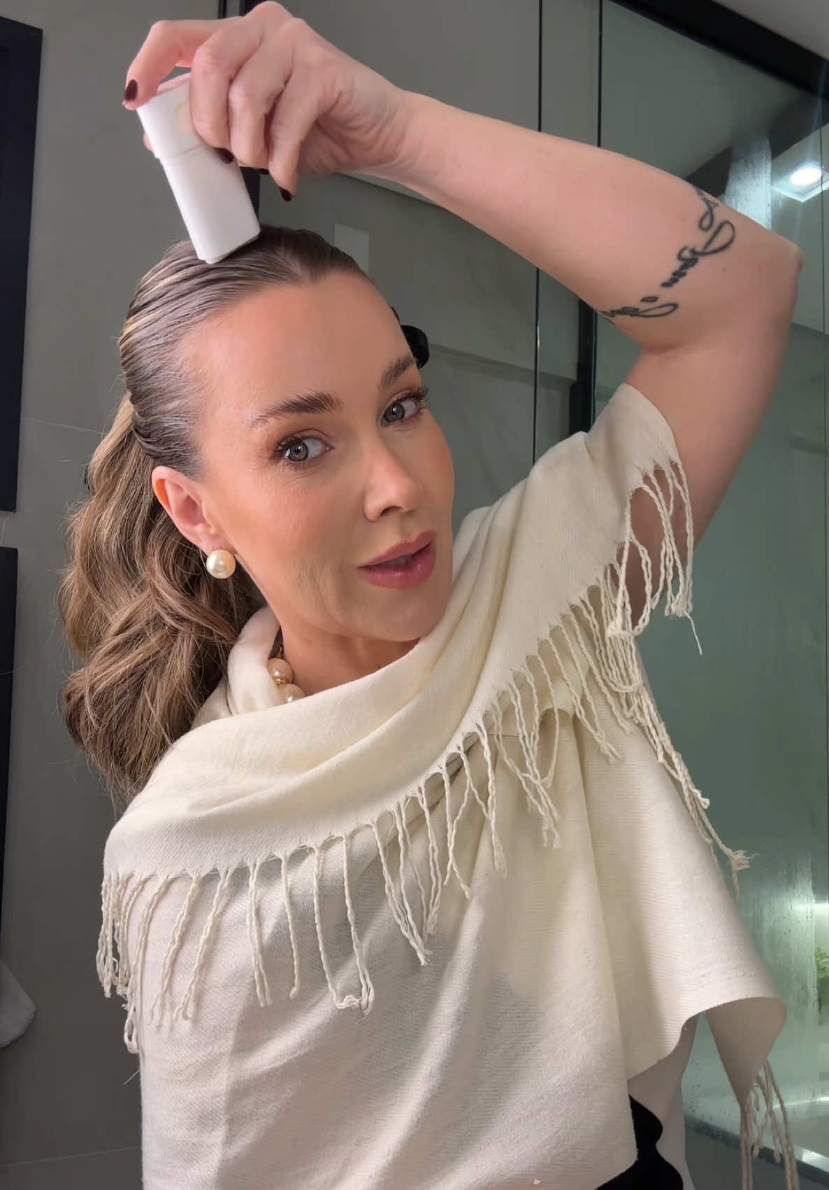 Esse stick antifrizz é sensacional, além de fixar trata o nosso cabelo , contra danos do suor e sol, ideal para atividades físicas intensas e deixa os fios no lugar o dia todo ✨🙌🏻  #antifrizz #penteado #penteadocleangirl #cleangirl #cabelo 